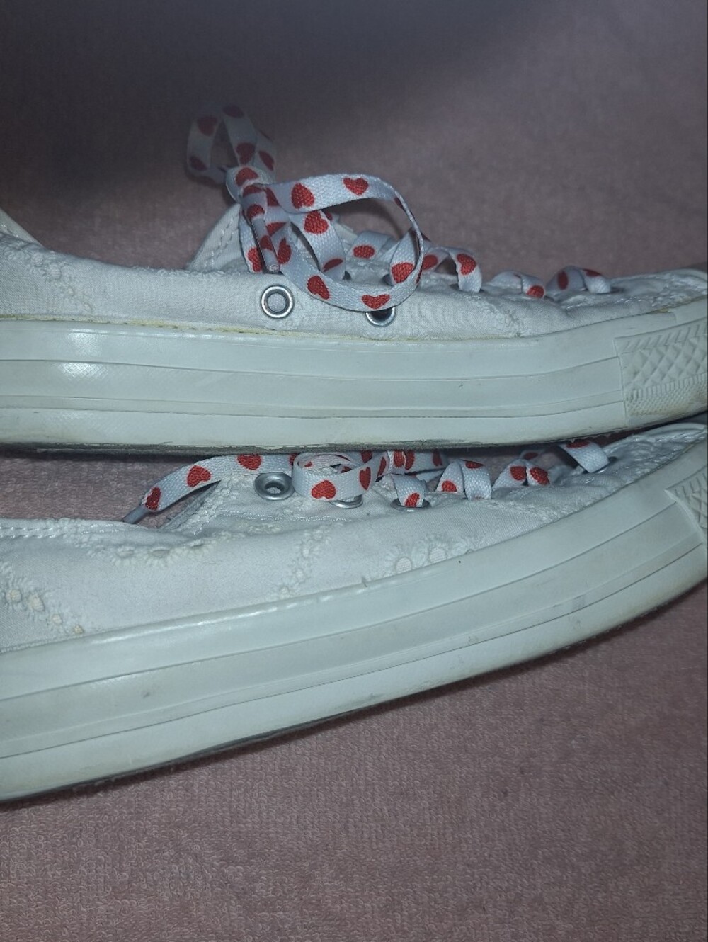 Converse White Low-Top Lace Pattern Sneakers with Red Heart-Print Laces 8 - Picture 2 of 5